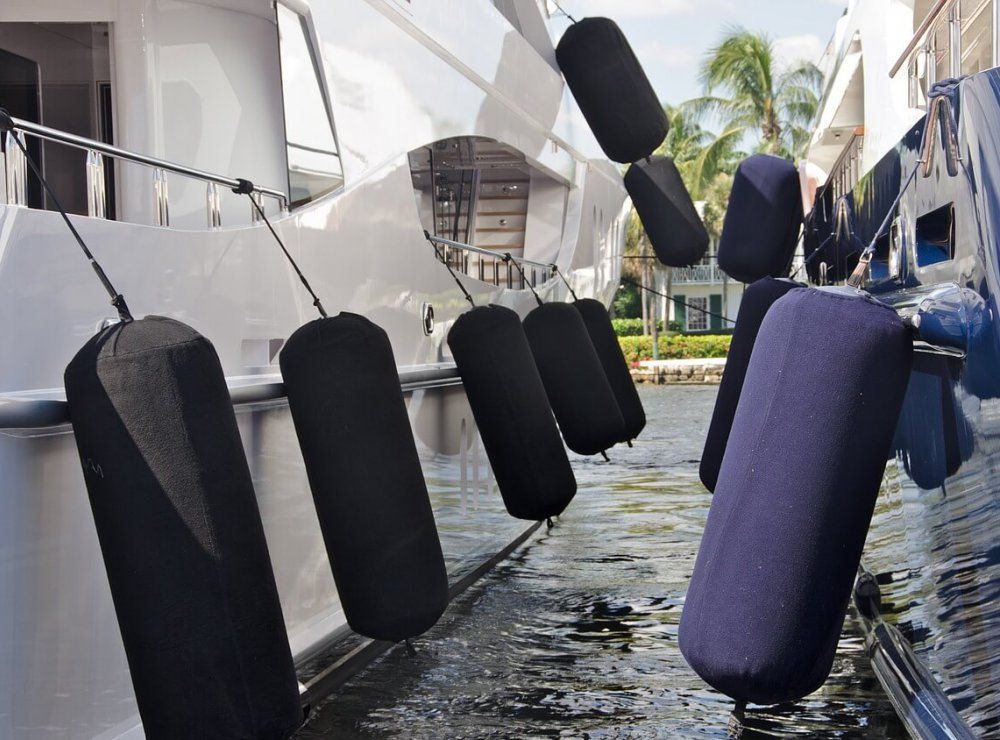 Stootwillen en fenders voorkom krassen op de boot KOK watersport