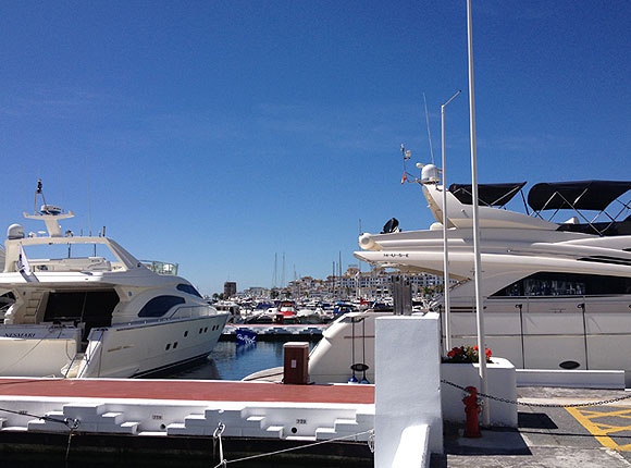 Variatie aan jachten in de haven van Puerto Banus