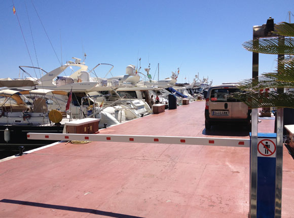 Watersport liefhebbers in de haven van Puerto Banus